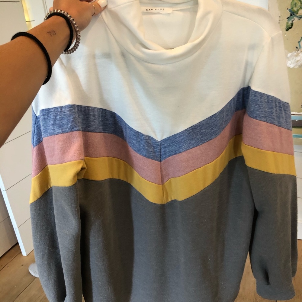 Super cute sweatshirt !!